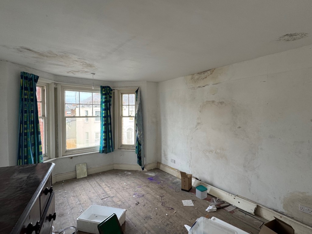 Lot: 58 - DETACHED HOUSE FOR IMPROVEMENT - Master Bedroom